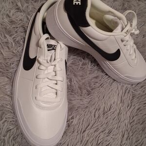 Nike Men's Classic White and Black Sneakers
